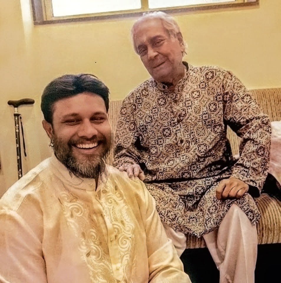 Sandesh Raaje performing